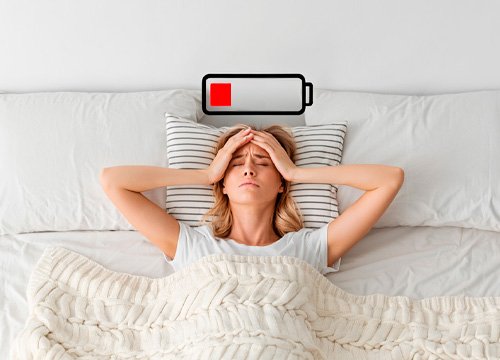 Девушка лежит в кровати